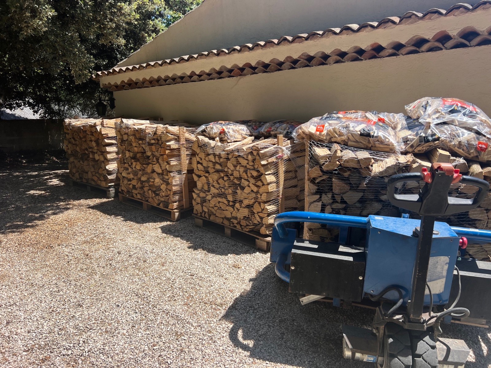 Distributeur de de granulés de bois / pellets sur palette ou sac de 15Kg à Salon-de-Provence
