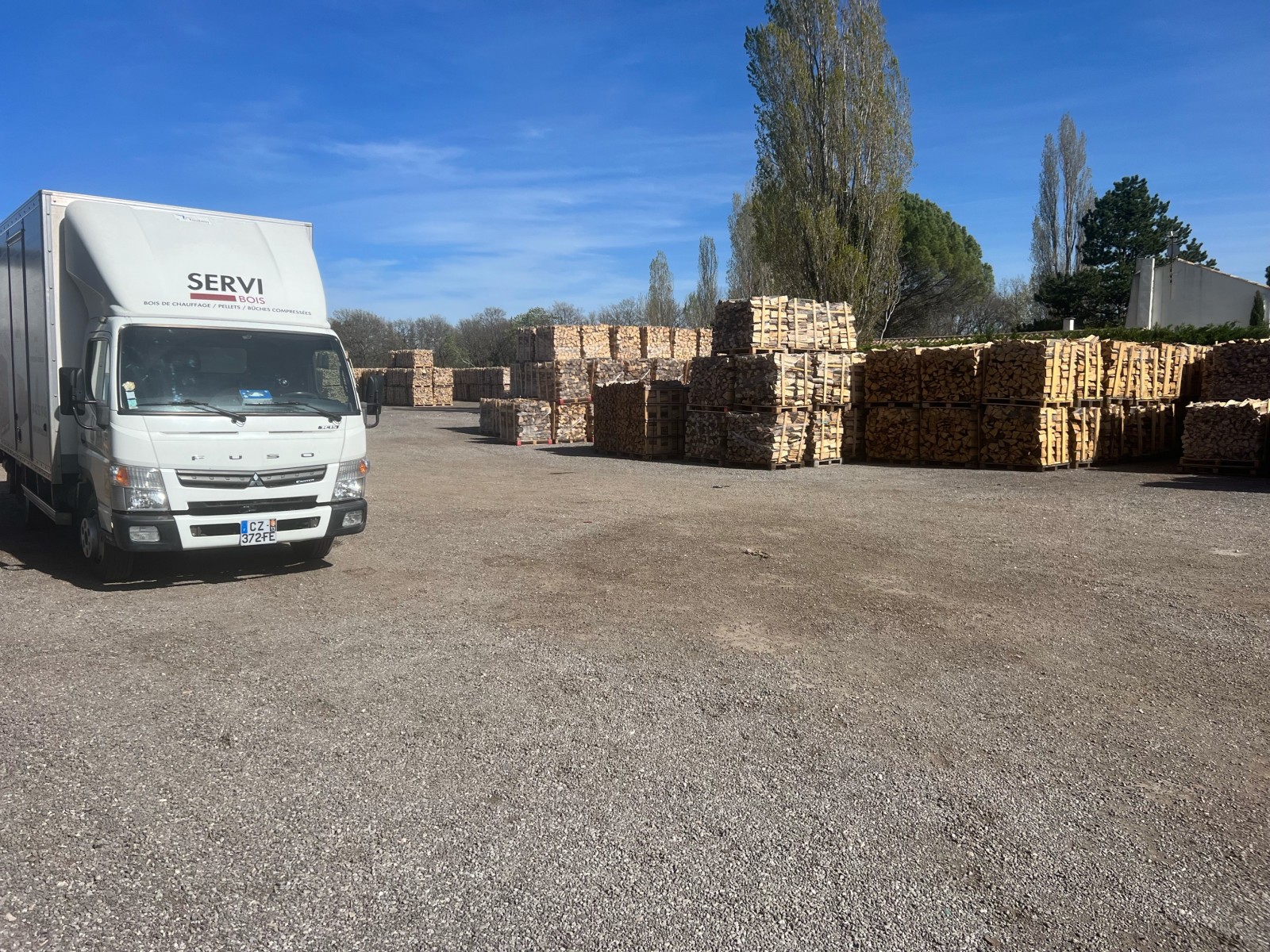 Prix palette de Bois de chauffage sec rangé  prêt à brûler, drive ou livraison à domicile Pertuis