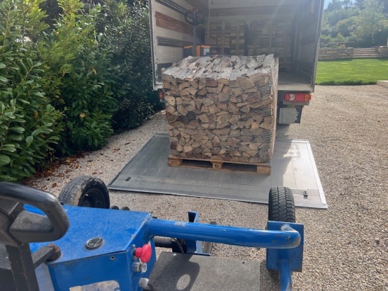 Livraison de bois de chauffage sur palette , bois sec et prêt à l'emploi.
