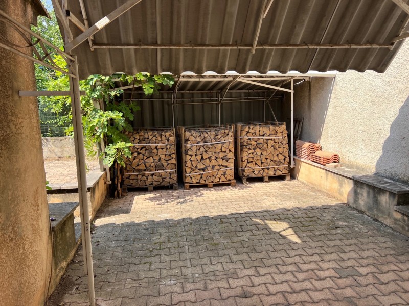 Stockage de bois de chauffage , bûches rangées et empilées sur palette.