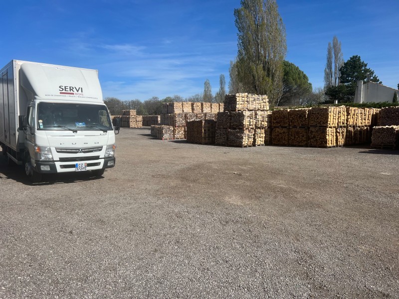 Servibois livre à domicile du bois de chauffage , des granulés de bois et bûches densifiées à Marseille 13008