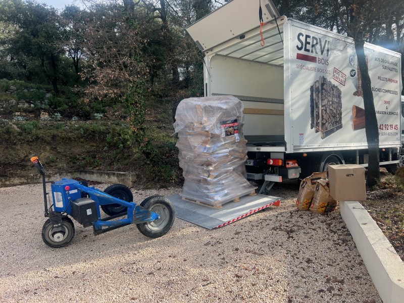 Livraison de bois de chauffage sec sur palette à Meyrargues