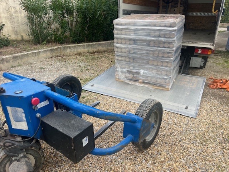 Livraison à domicile de bûches de bois compressées pour le chauffage à Salon de Provence, Lançon, Pelissanne et Grans