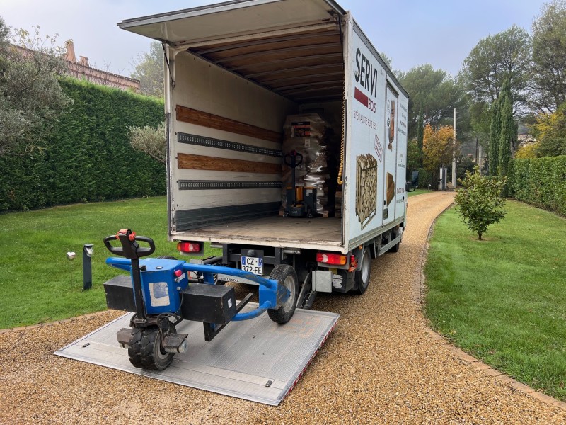 Livraison à domicile de palette de bois de chauffage, granulés de bois et bûches densifiées