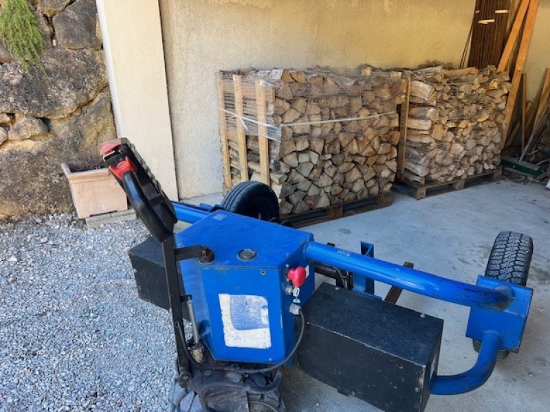 Bois sec rangé sur palette livré à Trets