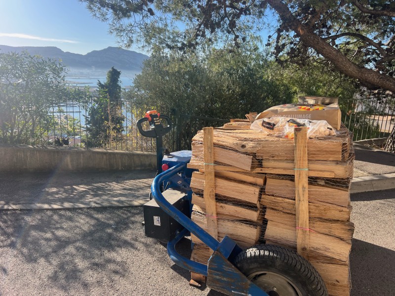 Bois de chauffage livré sur palette au Parc Talabot à Marseille 13007