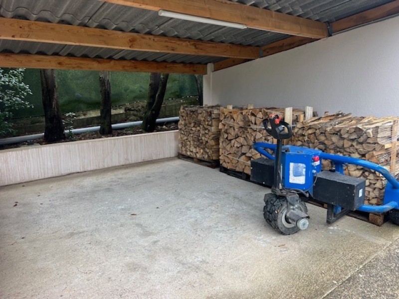 Bois de chauffage sec rangé sur palette livré au plus près du lieu de stockage par Servi Bois