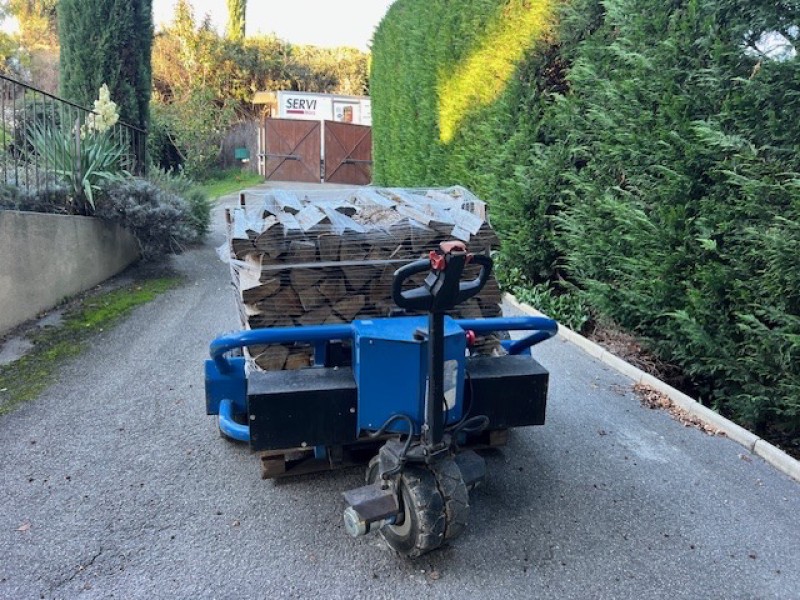 Livraison de bois de chauffage sec rangé sur palette à La Destrousse