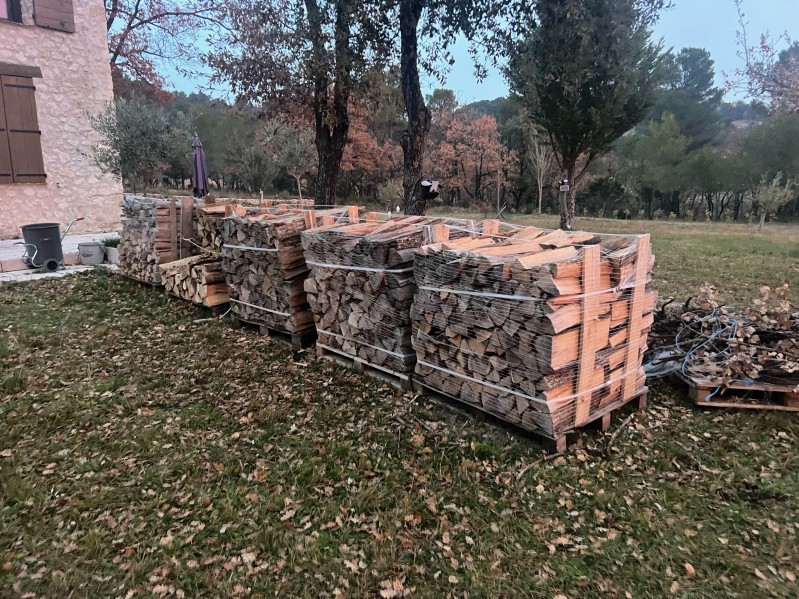 A charleval, vente et livraison de bois de chauffage sec rangé sur palette
