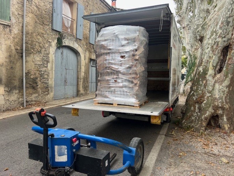 Livraison de bois de chauffage sur palette et recyclage des palettes perdues
