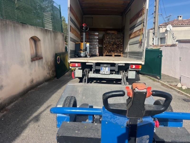 Livraison de bois de chauffage sur palette, bois sec et prêt à l’emploi.