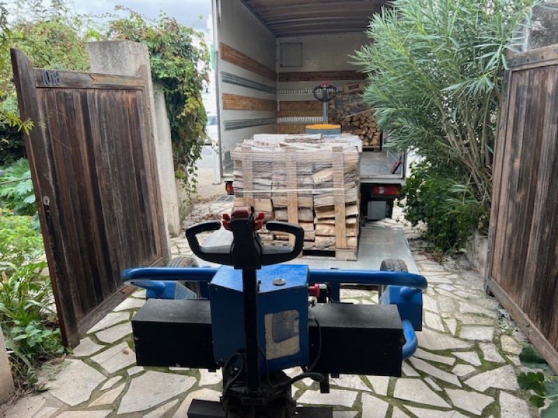 Livraison à Gignac de bois de chauffage bien sec, bûches rangé sur palette