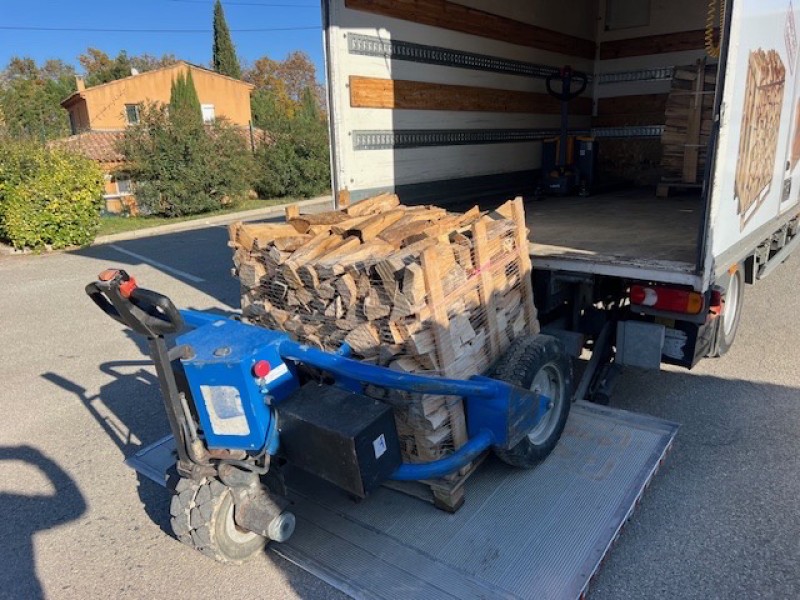 Bois Tradition, bûches refendues et rangées sur palette, disponibles en plusieurs dimensions.