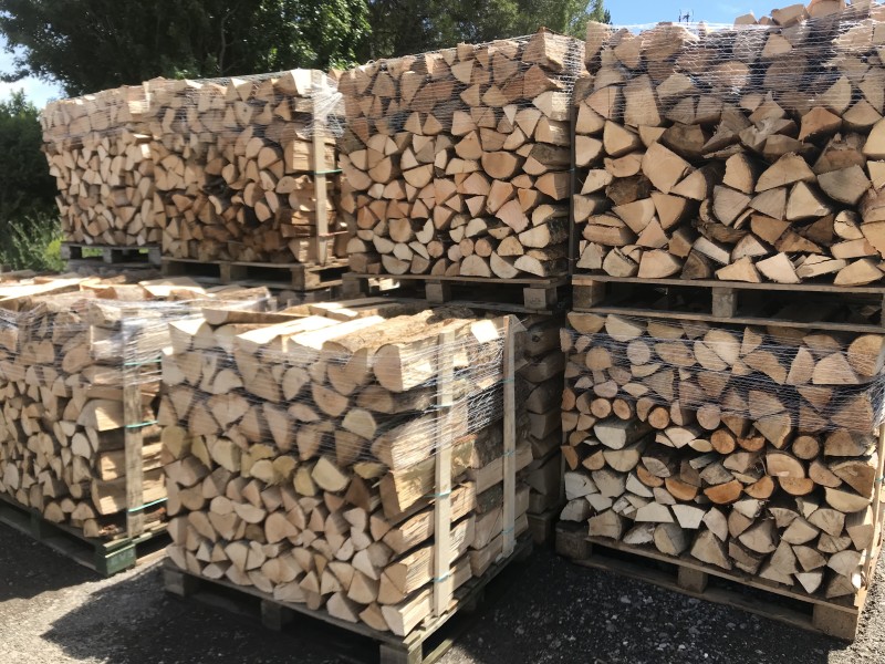 Bois de chauffage en vrac ou Bois de chauffage rangé sur palette, quelle est la meilleure solution ?