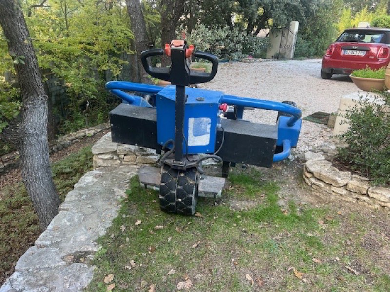 Livraison de bois de chauffage sur palette avec transpalette électrique tout terrain 