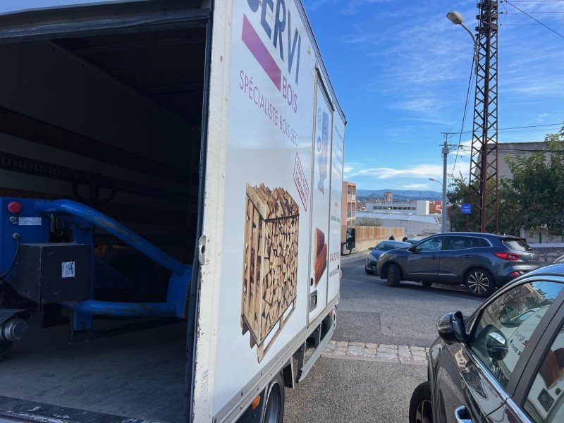 Livraison de bois de chauffage, pellets pour poêles à granulés, bûches compressées à