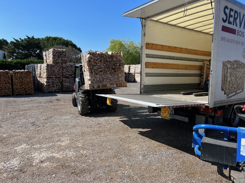 Quel est le meilleur fournisseur pour une livraison à domicile de bois de chauffage sec, de bûches compressées et pellets de qualité à Meyrargues ?