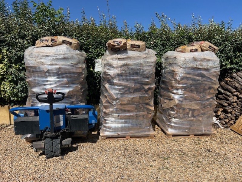 Livraison de combustibles bois à Trets, Peynier et Puyloubier. Bois de chauffage, pellet et bois compressé