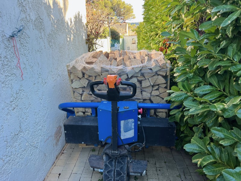 Livraison de bois de chauffage rangé sur palette à Coudoux