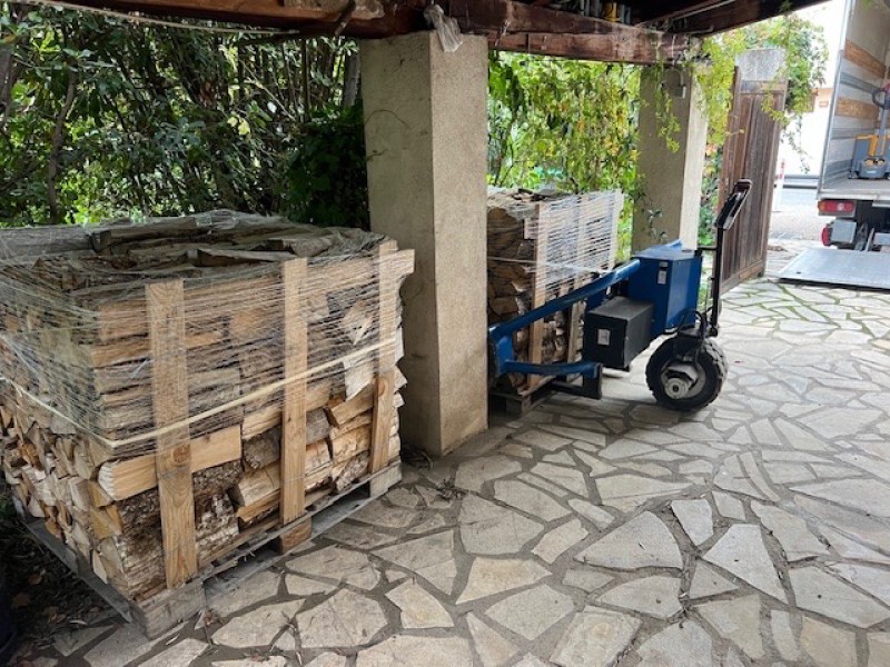 Livraison à domicile de bois de chauffage sec et rangé sur palette