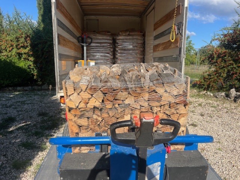 Ou trouver un fournisseur de bois de chauffage à Pertuis qui livre à domicile du bois sec, des granulés de bois et des bûches compressées 