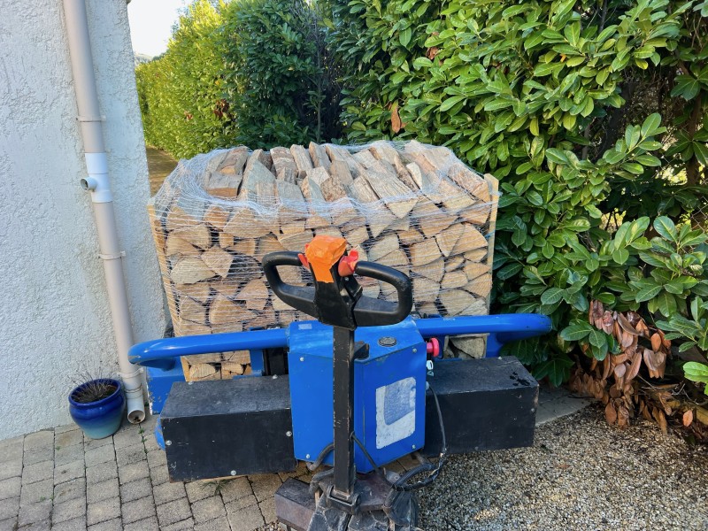 Bûches de chêne, hêtre, charme et frêne, conditionnées sur palette à Roquefort la Bédoule