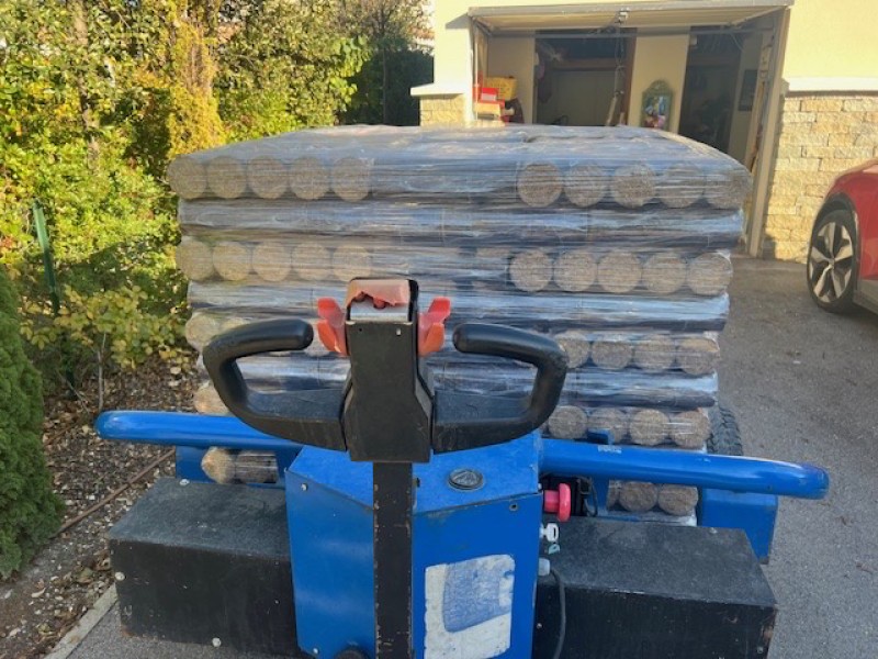 Stock de bûches compressées compactes, rangement optimisé et facilité d’utilisation