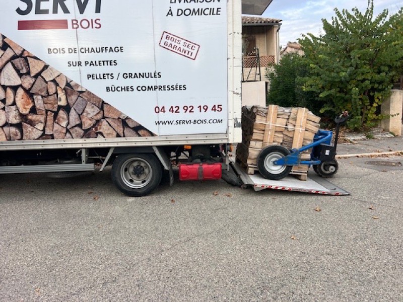 Livraison à domicile à Gignac et Chateauneuf les Martigues de bois de chauffage sec rangé sur palette