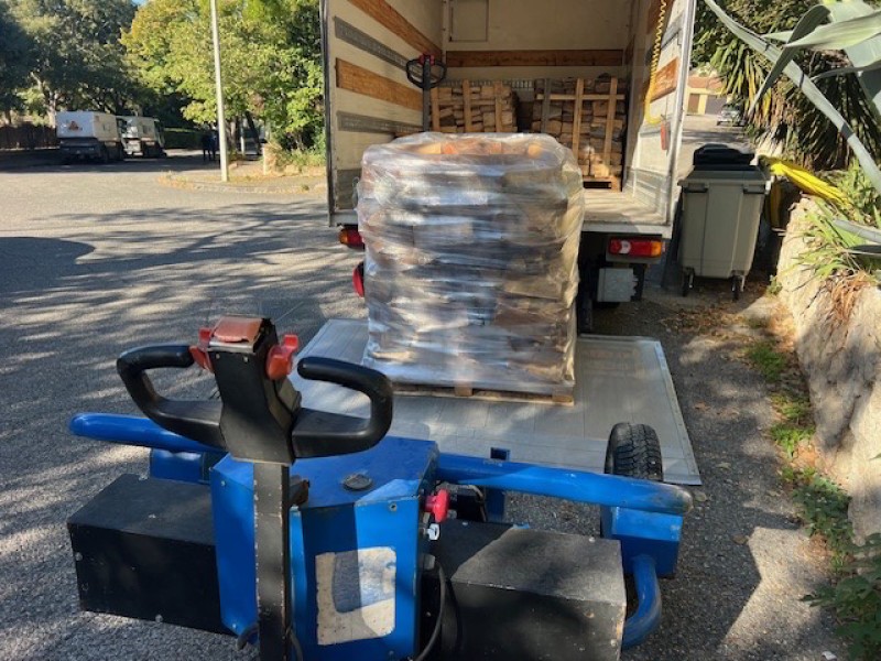 Bois de chauffage sec sur palette, granulés de bois et bûches compressées à Charleval