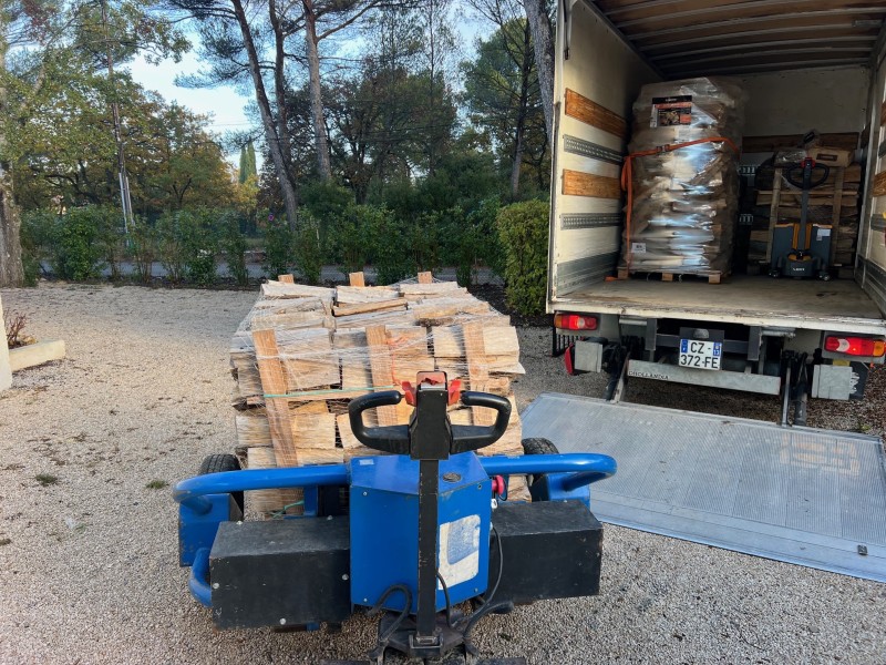 Livraison de bois de chauffage rangé sur palette à Eyguières