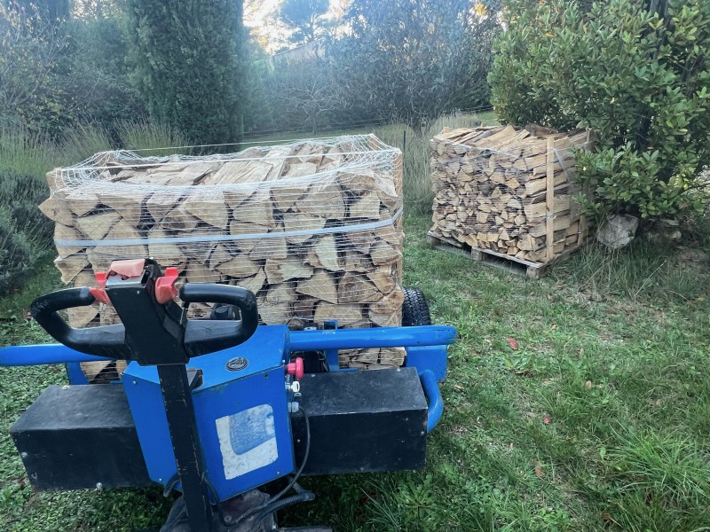 Bois Tradition , bûches refendues et rangées sur palette, disponibles en plusieurs dimensions.