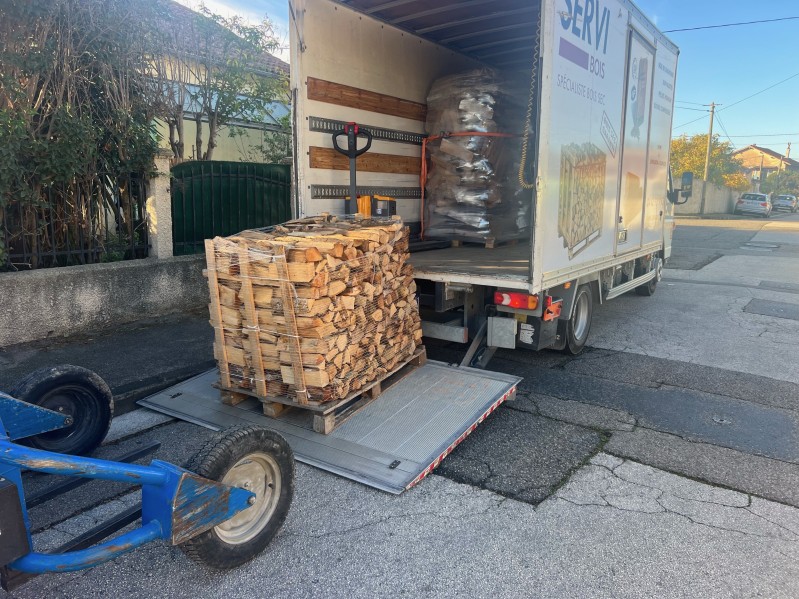 Bois de chauffage en vrac ou Bois de chauffage rangé sur palette, quelle est la meilleure solution ?