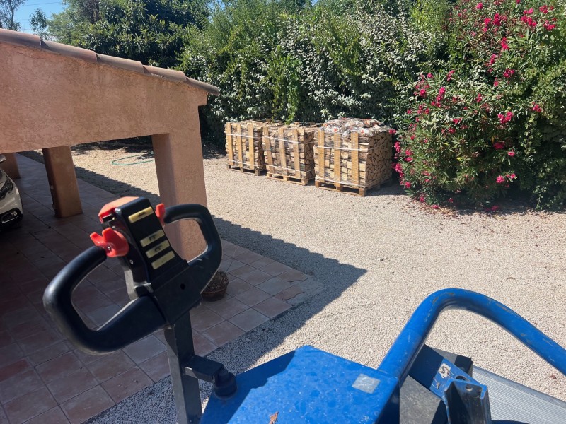 Bois de chauffage sec rangé sur palette livré chez vous à Bouc bel air, luynes et Septèmes les Vallons