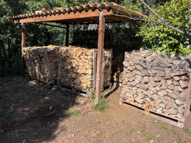 Livraison de bois de chauffage sec rangé sur palette Le Rove