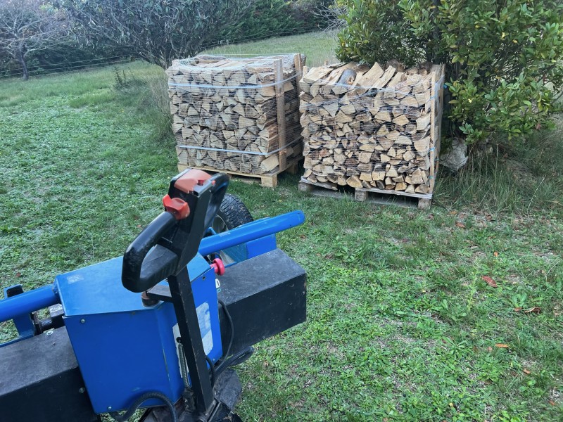 Livraison de bois de chauffage sur palette , bois sec et prêt à l'emploi.