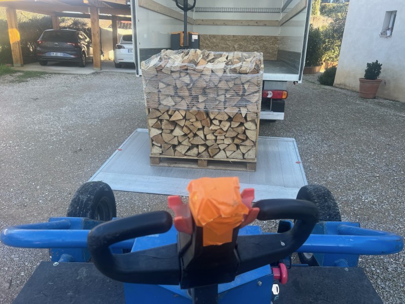 Bois Tradition , bûches refendues et rangées sur palette, disponibles en plusieurs dimensions