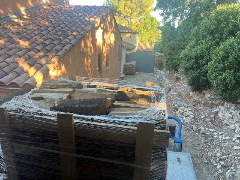 Bois de chauffage rangé sur palette livré avec transpalette tout terrain