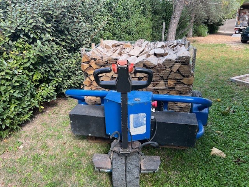 Livraison de bois de chauffage rangé sur palette à Simiane 