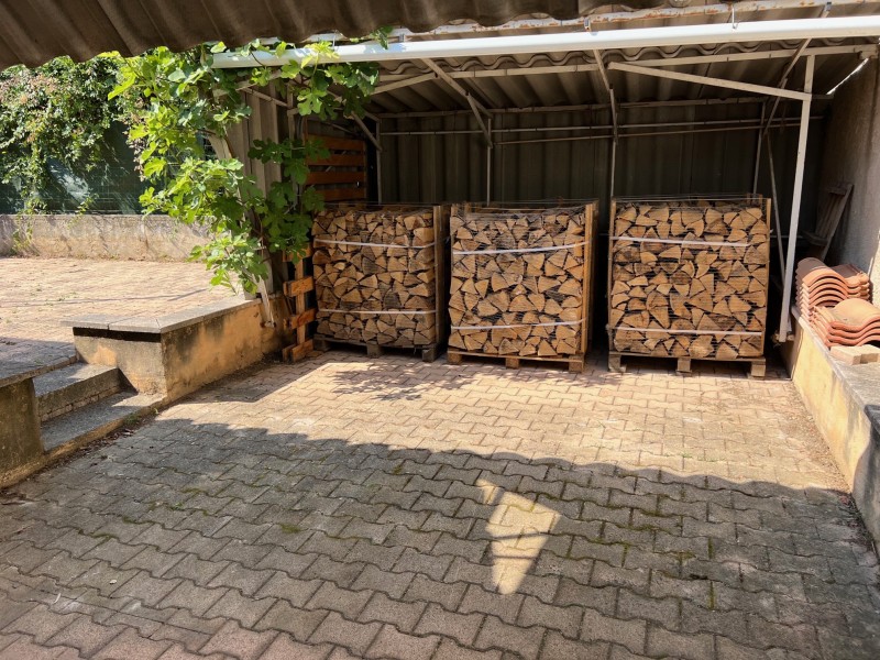 Livraison à domicile de bois de chauffage sec rangé sur palette à Beaurecueil, Vauvenargues et au Tholonet