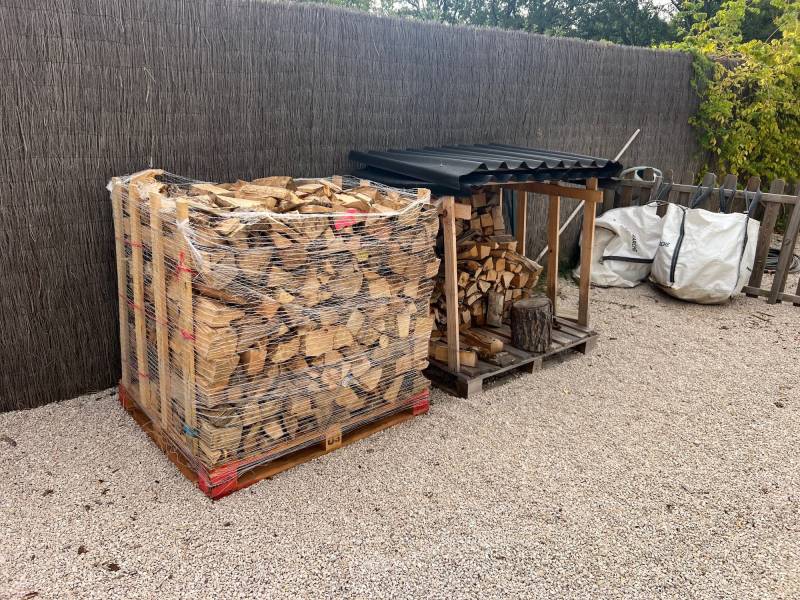 Palette de bois de chauffage Tradition protégée de la pluie