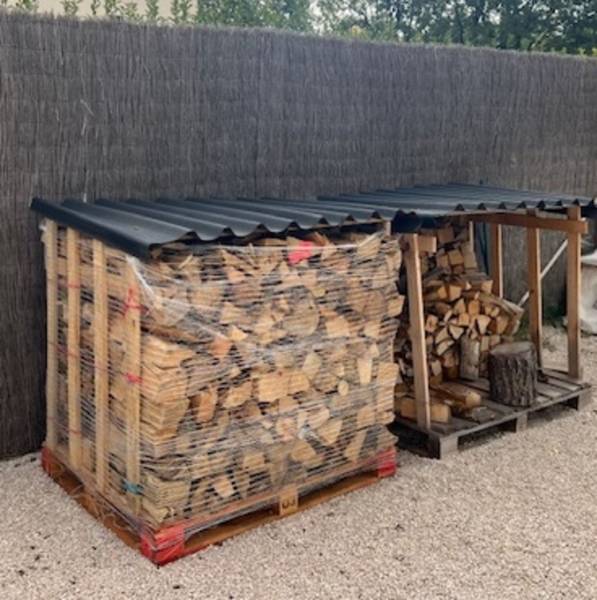 Bois de chauffage sec sur palette avec protection ajoutée