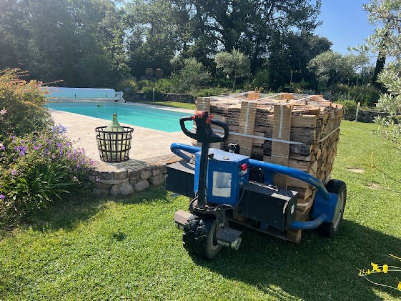 Livraison de bois de chauffage au Bastidon, Maison d'hôtes à PEYNIER