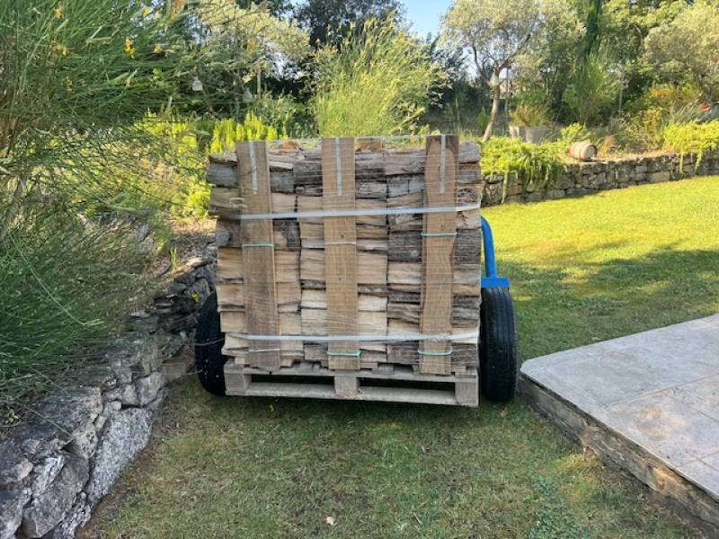 Bois Tradition , bûches refendues et rangées sur palette, disponibles en plusieurs dimensions.