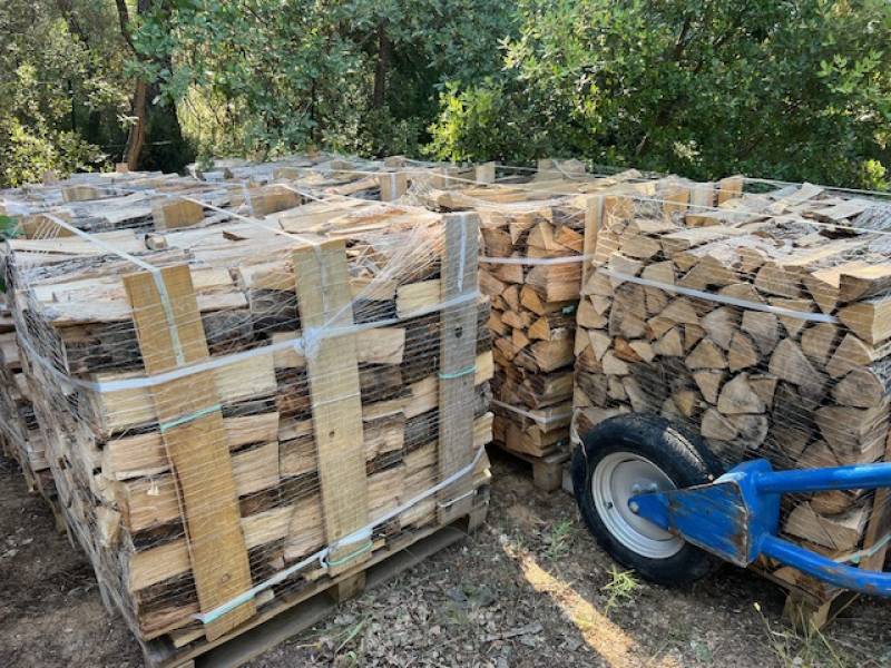 Palette de bois de chauffage sec empilée et prête à être livrée à Peynier (13790) .