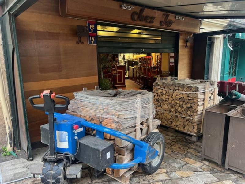 Livraison de bois de cuisson au restaurant pizzeria chez Jo à Aix en provence
