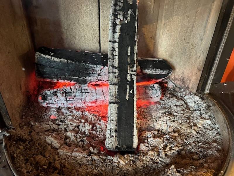 Bûches qui fument avec de l'eau qui sort