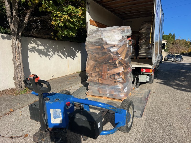 Livraison bois de chauffage premium à Charleval