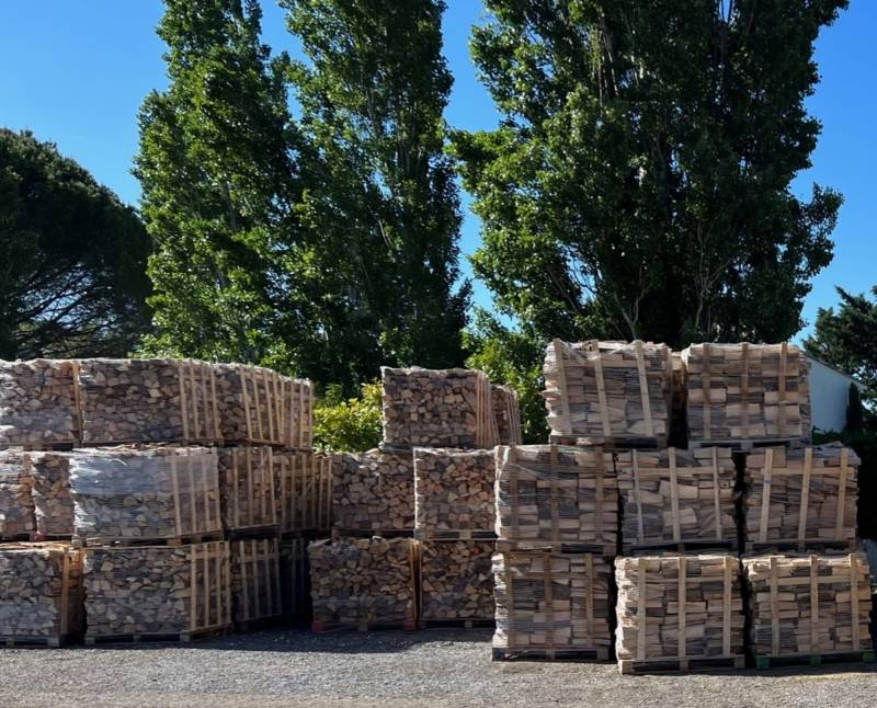 Palette de bois de chauffage sec empilée et prête à être livrée à Aubagne.