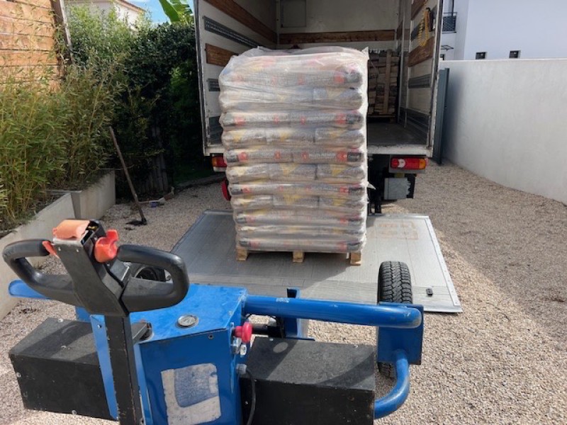 Stockage de pellets certifiés Din+ , sacs empilés prêts pour la livraison.