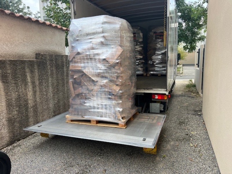 Servi Bois - Livraison à domicile de bois de chauffage conditionné sur palette à Château-Neuf le Rouge